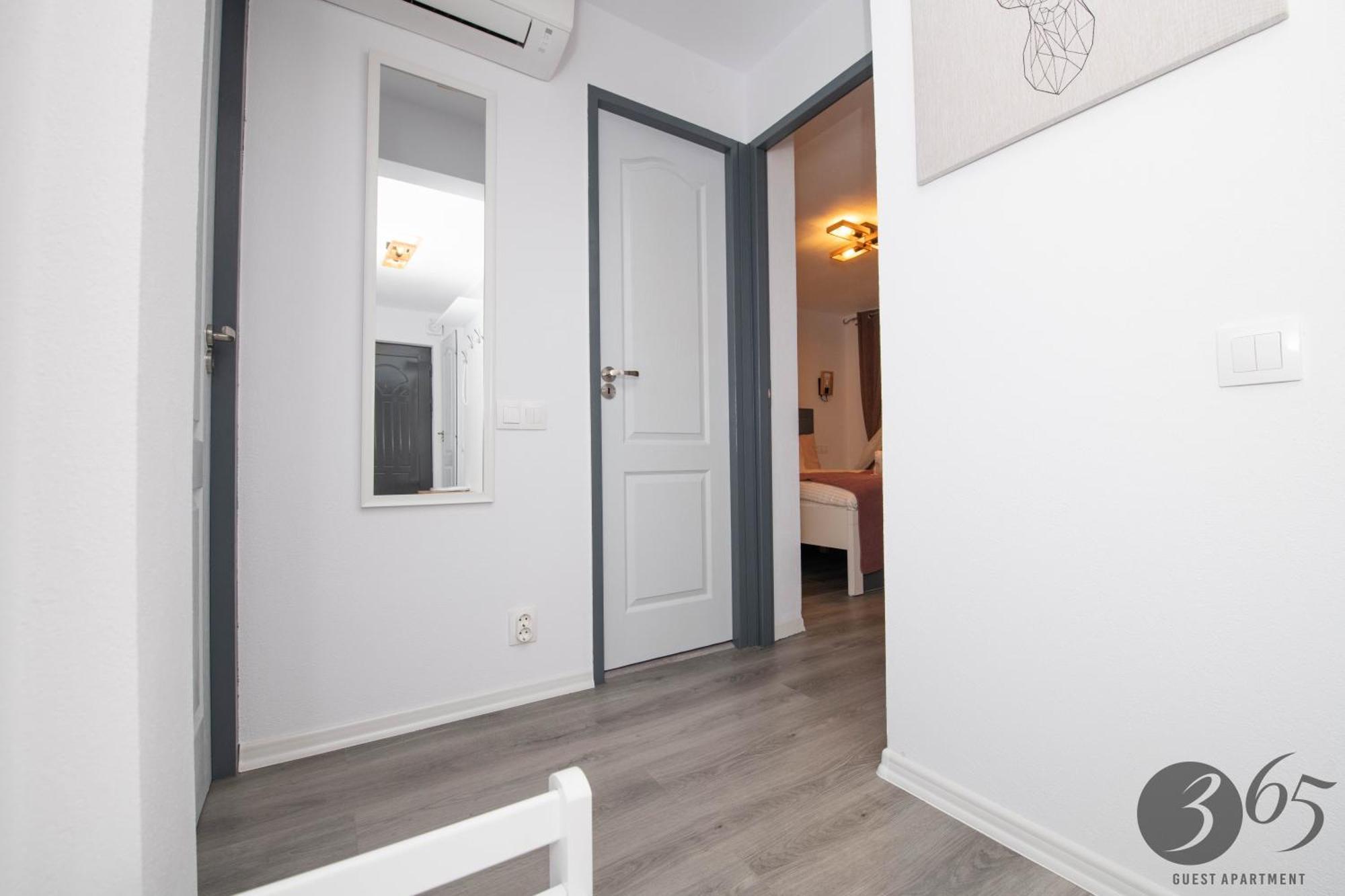 365 Guest Apartment Hunedoara Bagian luar foto